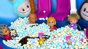 ВОЛШЕБНОЕ ИСЧЕЗНОВЕНИЕ ИГРУШЕК👀🦄 в бассейне! Катя и Макс веселая семейка Куклы Барби и ЛОЛ