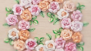 Как я превращаю бумагу (ватман) в прекрасные розы с волнистыми лепестками 😍 Бумажные цветы