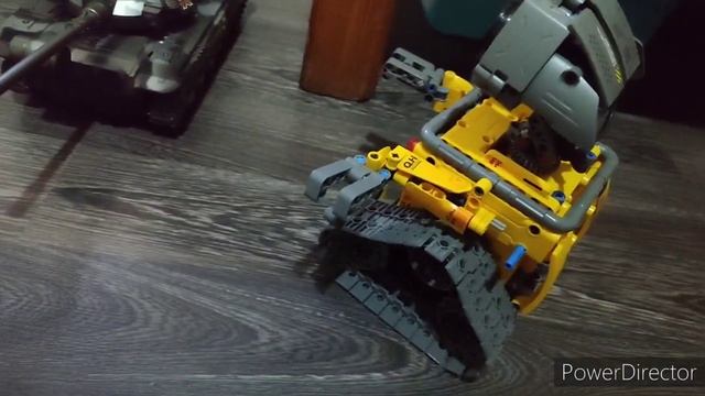 #181  Радиоуправляемый танк против р. у робота лего.