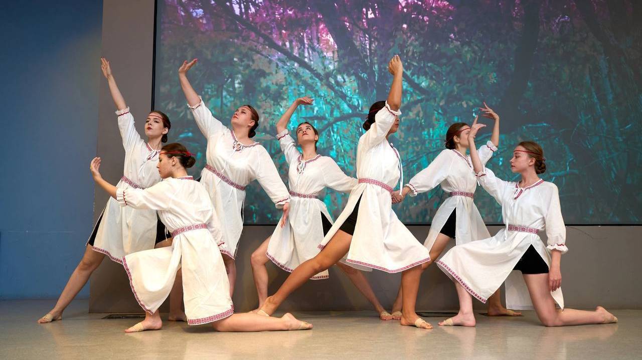 Хореографическая композиция «Вдоль по улочке».