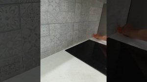 Силиконю стык между кухонной столешней и плиткой