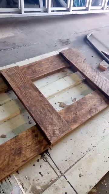 Вот из старых досок можно сделать вешалку или другую в