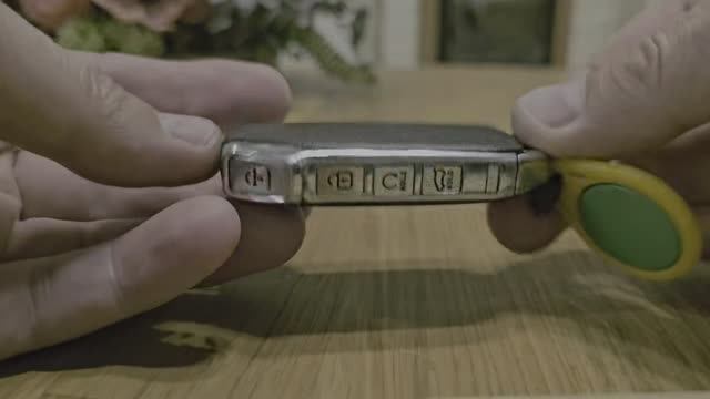 Как поменять батарейку в брелке KIA Sorento IV смотреть онлайн