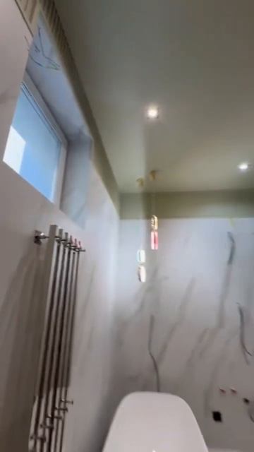 Как вам такая ванная ? И как вам такие потолки ? Круто и?