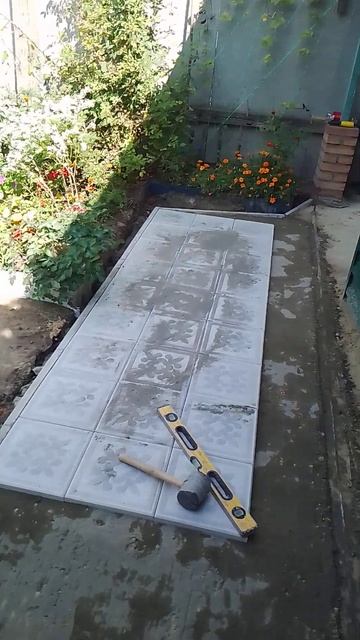 Укладка тротуарной плитки. #youtuber #ремонт. смотреть онлайн