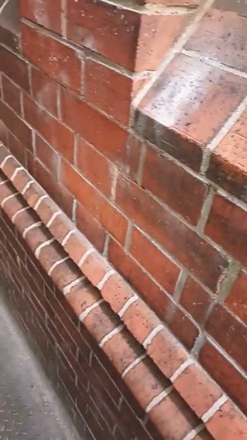 обратите внимания на качество кладки кирпича!