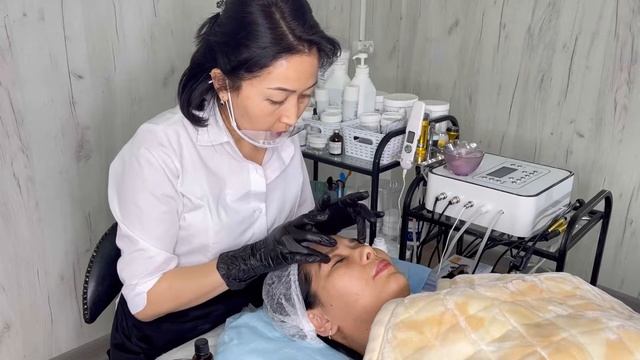 Әжімге қарсы көздің айналасындағы теріге күтім. Проце