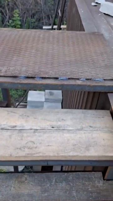 Чтобы не провалиться положил временные доски! смотреть онлайн