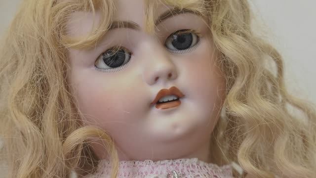 Антикварные куклы. Игрушки с историей смотреть онлайн
