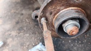 Как можно открутить сломаный болт на колесе своими ру?