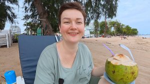 Сама себе ЗАВИДУЮ, вот мне ПОВЕЗЛО по жизни) БАЛДЕЕМ на пляже в Паттайе с СОБАКАМИ 😊 Таиланд Влог