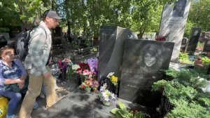 РОДНЫЕ ЖЕНИ БЕЛОУСОВА И ПОКЛОННИКИ НА МОГИЛЕ МУЗЫКАНТА В ДЕНЬ ПАМЯТИ КУНЦЕВСКОЕ КЛАДБИЩЕ 2.06.2025