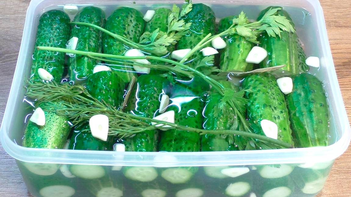 Малосольные Огурцы на минералке - самый простой способ засолки! Быстрее и Проще не бывает! смотреть онлайн