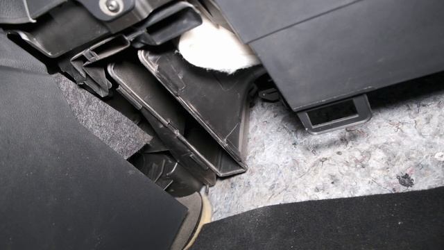 Замена салонного фильтра VW Polo Sedan: Простой и быстрый сп смотреть онлайн