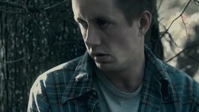 Девушку изнасиловали в лесу в зад