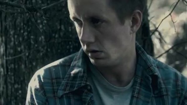 Девушку изнасиловали в лесу в зад