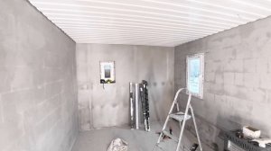 Потолок из профлиста своими руками