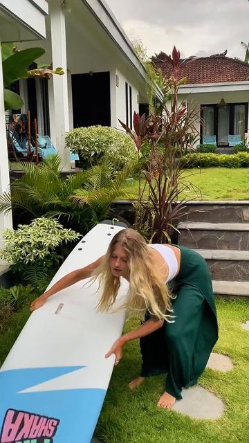 Кажется, наш тренер по серфингу оч много разговаривает...