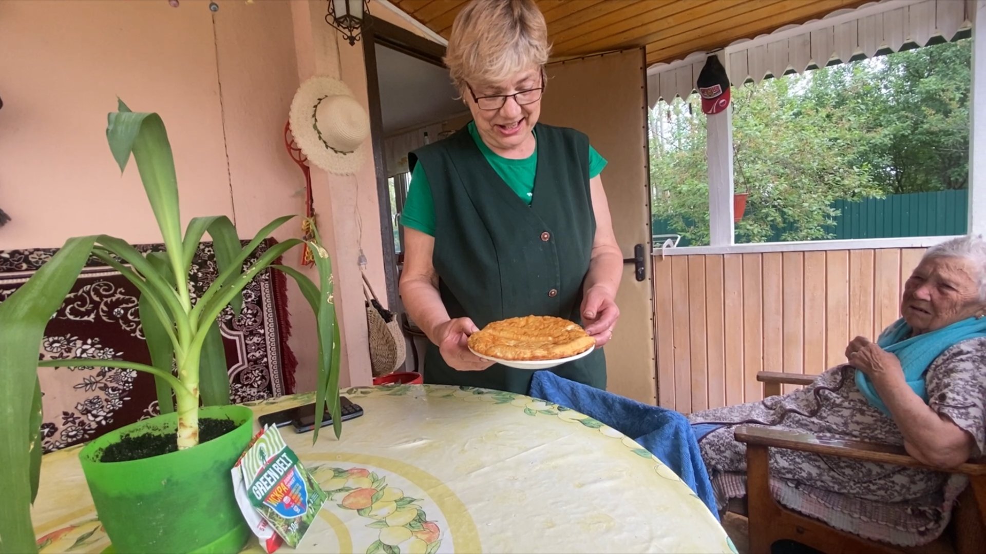 « Всё пропало. Гипс снимают, клиент уезжает…». Пробуем магазинные чебуреки. смотреть онлайн