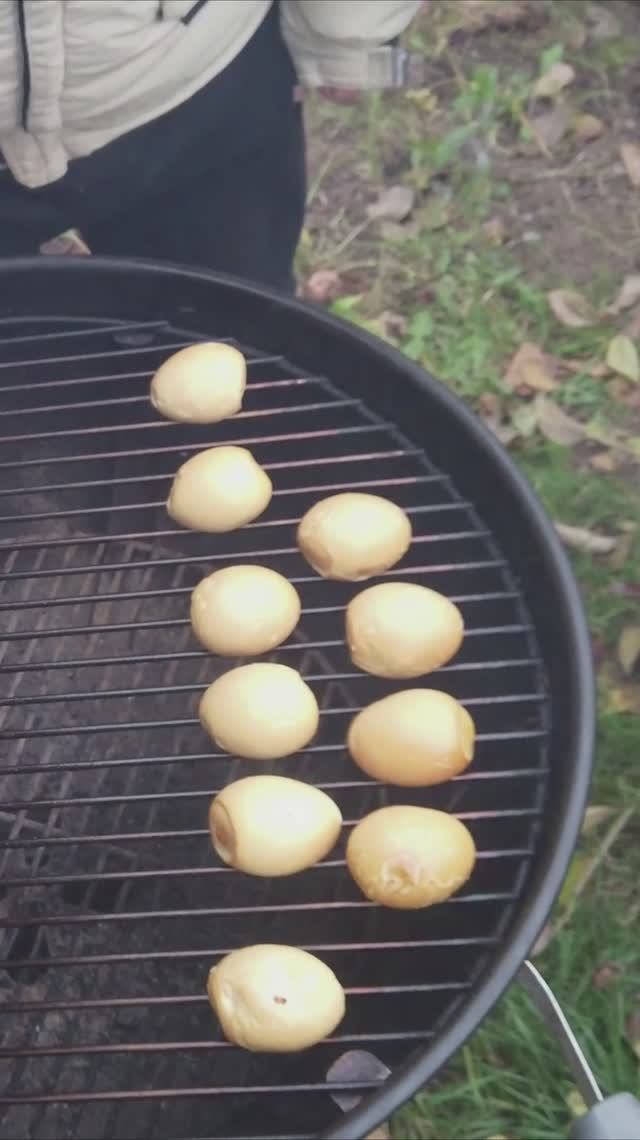 Копченые яйца в угольном гриле.
