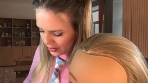 АСМР богатая одноклассница копается у тебя в волосах