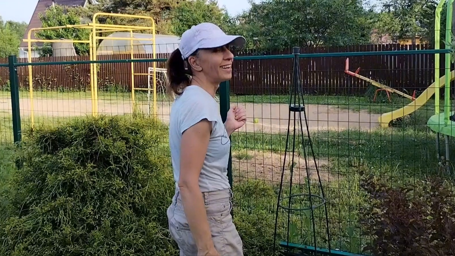 Сажаем малину. Распускаются первые клематисы, ирисы. 03-06-2025 смотреть онлайн