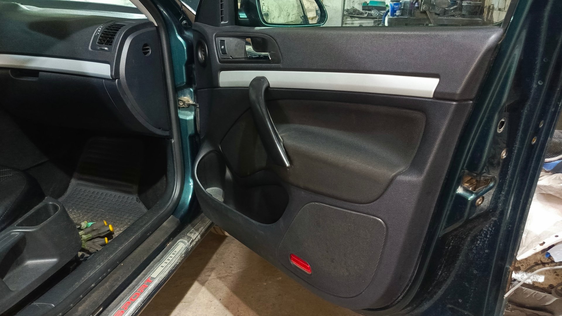 снятие обшивки двери на шкода октавия а5 передняя правая