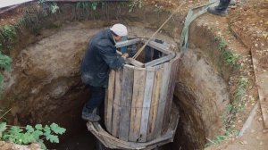 Установка опалубки бетонного самодельного кольца