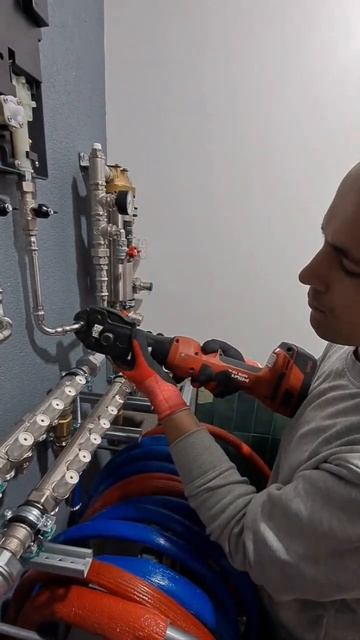 Не сложнее пайки полипропилена 😉 смотреть онлайн