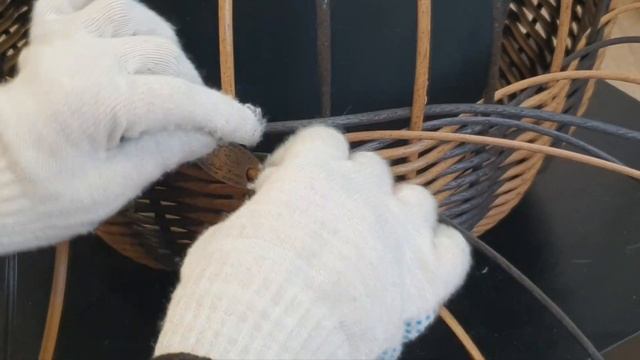 Как всплести шильдик в кашпо из ротанга.