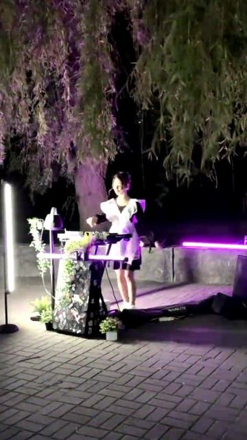 Девушка играет на последнем звонке