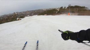 Спуск на беговых лыжах с горнолыжного склона. Трениро?