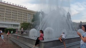 ТАНЦУЮЩИЕ ФОНТАНЫ Красноярска.Театральная площадь .Шоу фонтанов