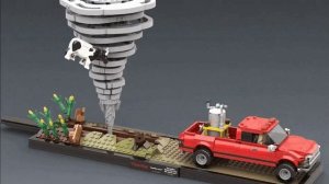 🌪Крутящийся торнадо из LEGO преследует пикап с коровой!