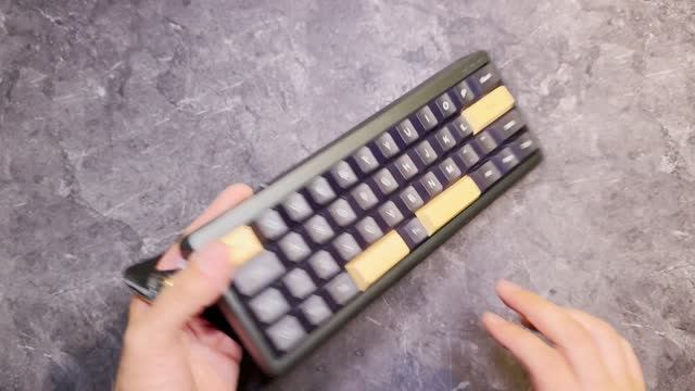 EPOMAKER TH40 - Компактная механическая клавиатура! 40% механика с BT и радиоканалом 2.4 GHz смотреть онлайн