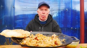 Жареная грудинка в казане и ребрышки с луком в сковороде