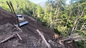 Очистка опасной зоны оползня бульдозером Liebherr.