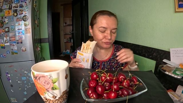 Шаурма, Бургер 🍔 с хрустящей котлетой, черешня. Мукбанг смотреть онлайн