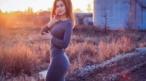 Красивая девочка пробует в попу дома