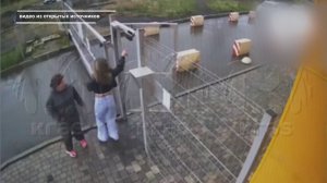 НЕИЗВЕСТНАЯ ИЗБИЛА ДЕВУШКУ И ВЫРВАЛА ЕЙ КЛОК ВОЛОС