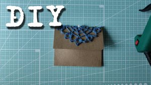 Декор конверта вязанным голубым кружком