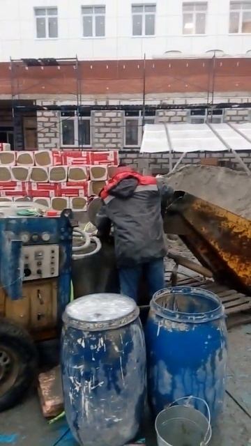 Замешиваем полусухой песчано-цементный раствор...