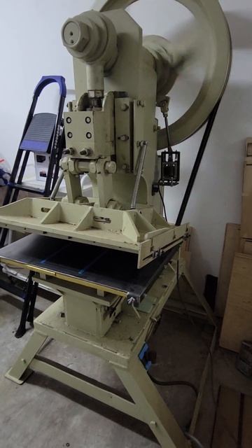 Ексцентрик преса приспособена за щанцоване смотреть онлайн