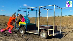 Диана и Даня делают машину своими руками - устанавливаем пол в машину.