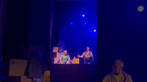 Роман Постовалов со спектаклем "Ни дать, ни зять" пьет на сцене.