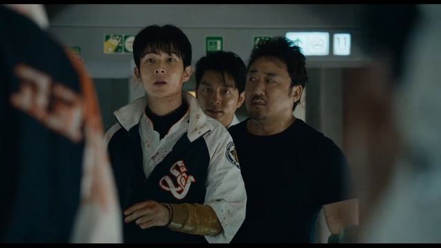 Поезд в Пусан / Busanhaeng / Train to Busan. Сквозь вагоны с зомби. Сцена из фильма. смотреть онлайн