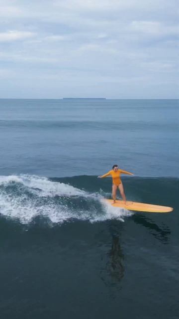 Катя Шака - невероятный серфинг на волнах индонезии