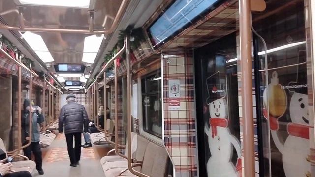 Новогодние поезда в метро 2024-2025 смотреть онлайн