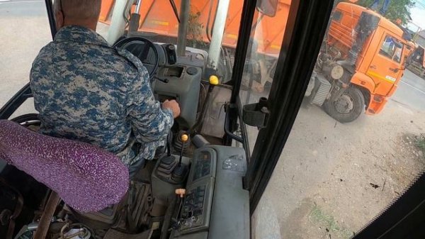 Погрузка веток и травы на мусорных эстокадах. Пробил колесо. Ремонт колеса TEREX TLB-815 .