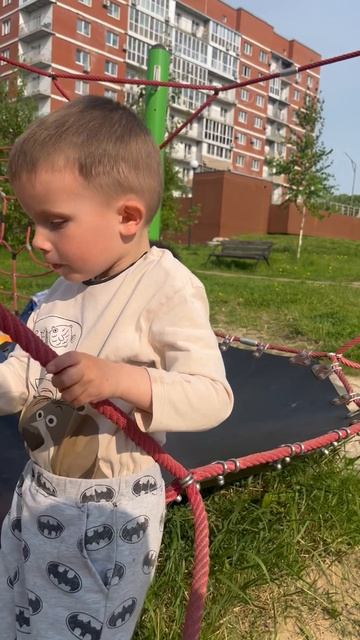 Володя играет на детской площадке Ю-Сити , г. Хабаровск. Володе 3,9 года. смотреть онлайн
